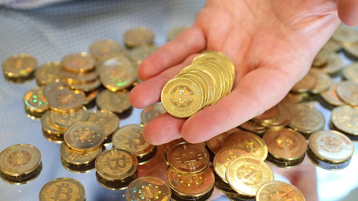 Bitcoin vs Emas, Investasi Mana yang Lebih Untung?