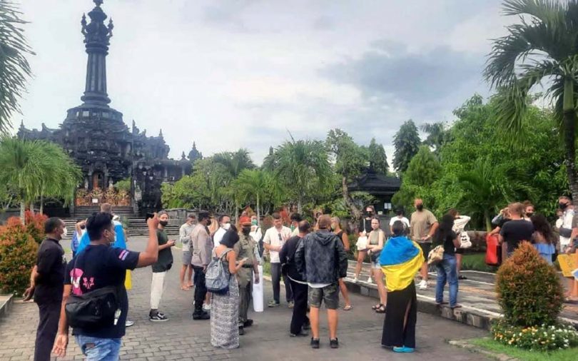 Turis Rusia di Bali Terpojok Tak Bisa Tarik Uang Tunai
